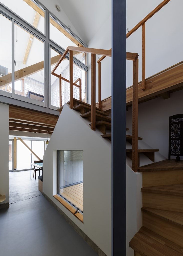 金沢の住宅、象徴的な柱とイドの家